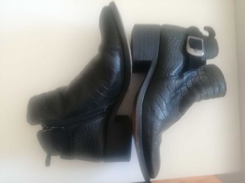 Botas pretas de cano curto nr. 37