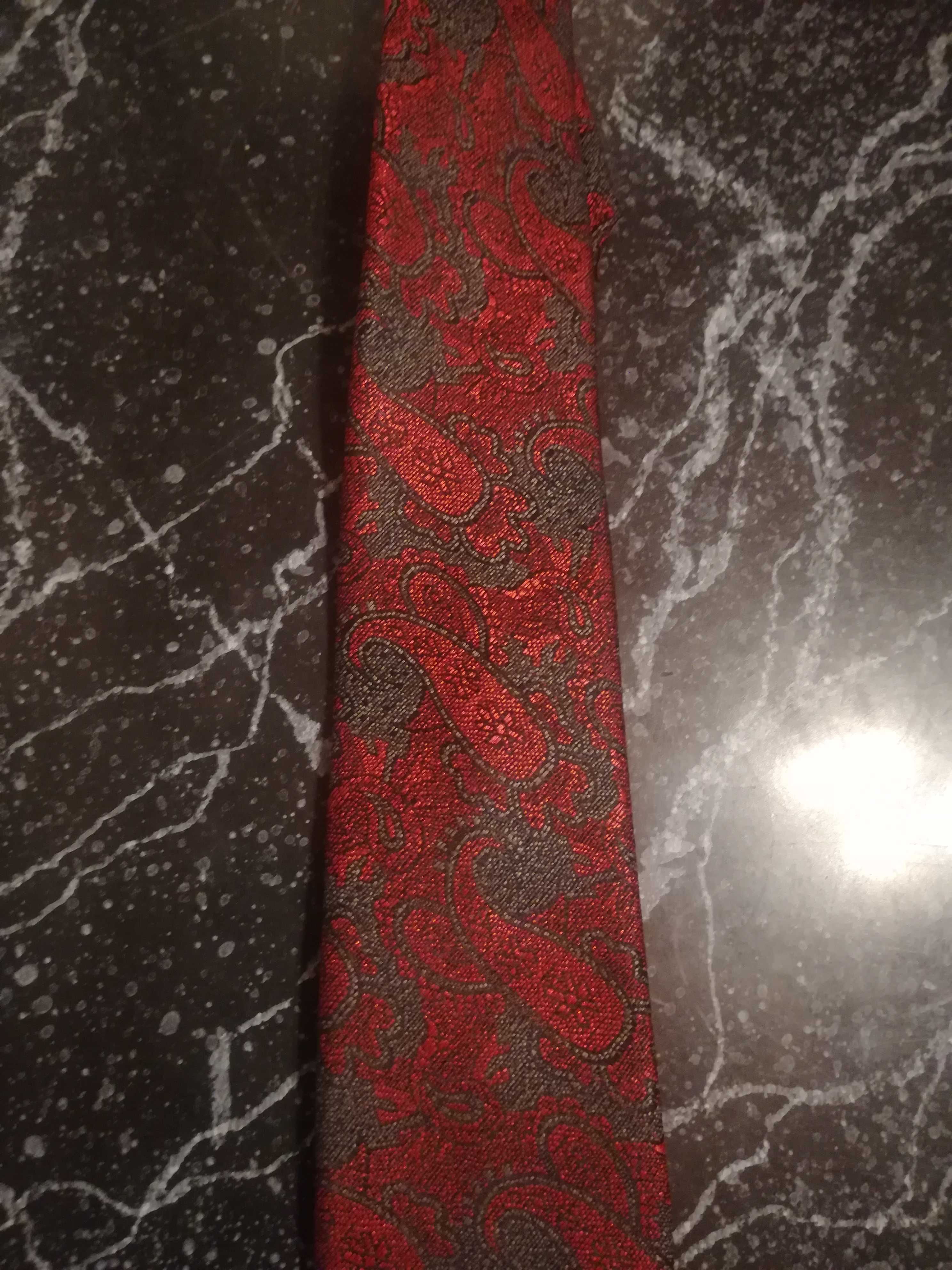 Krawat bordowy w ciekawy wzór