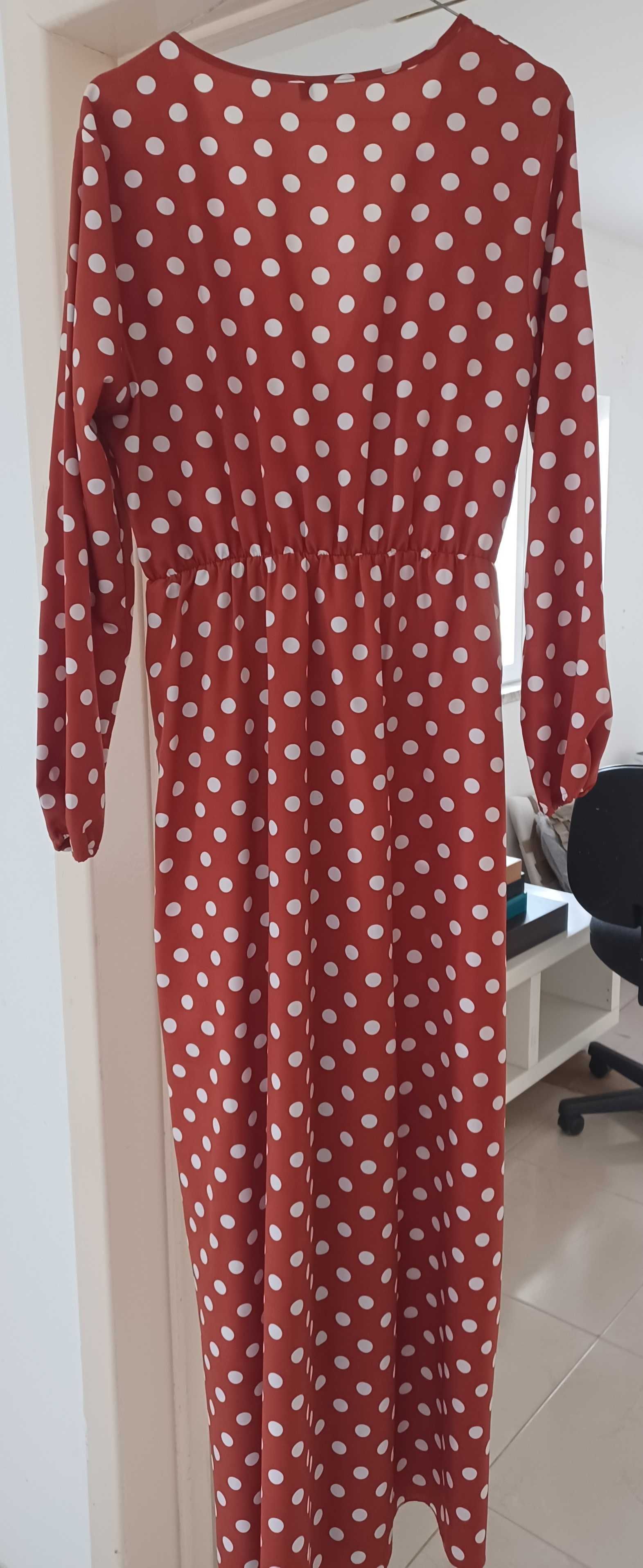 Vestido cintado com bolinhas, abertura à frente