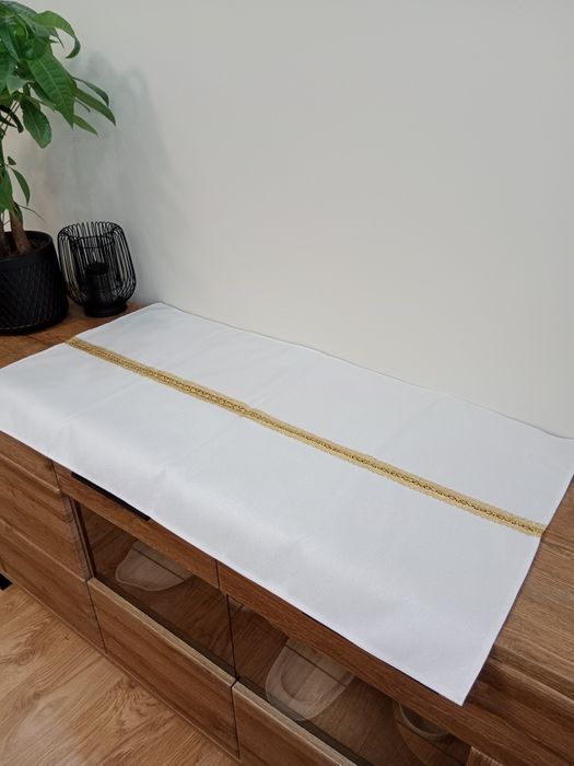 Bieżnik w złote prążki ze złotą ozdobną taśmą pośrodku 90x50