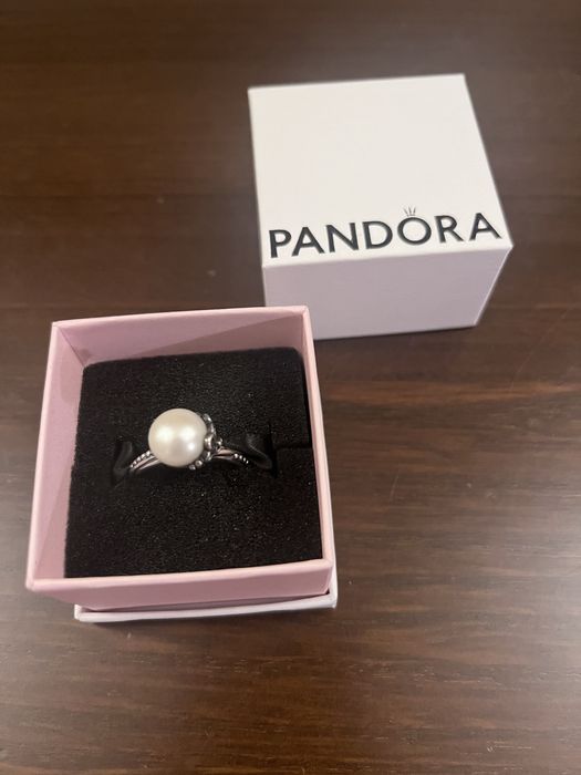 Anel Pandora Prata com pedra