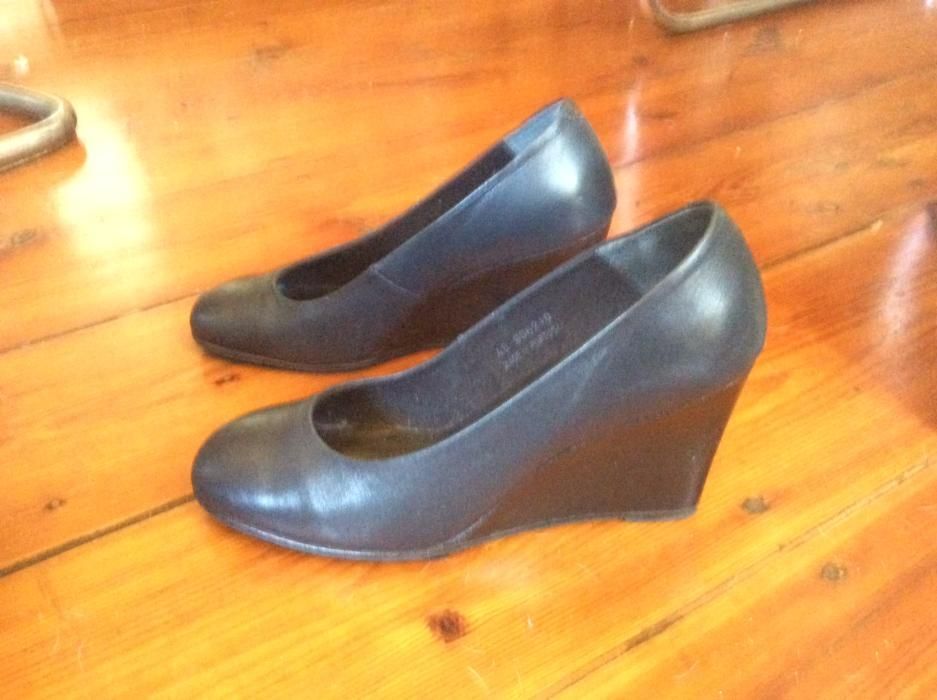 Sapatos em pele de cunha 40 da COS (Marca dinamarquesa) em azul escuro