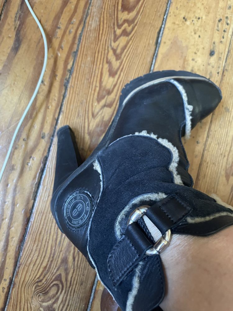 Botas em pele pretas