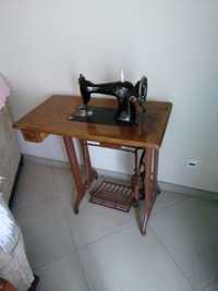 Maquina costura antiga com movel