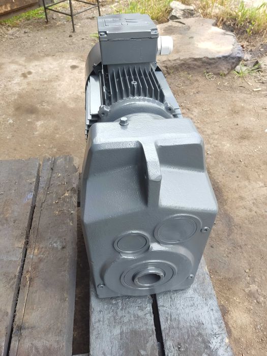 Мотор-редуктор с тормозом на 157 об/мин, 3 кВт, новый Германия