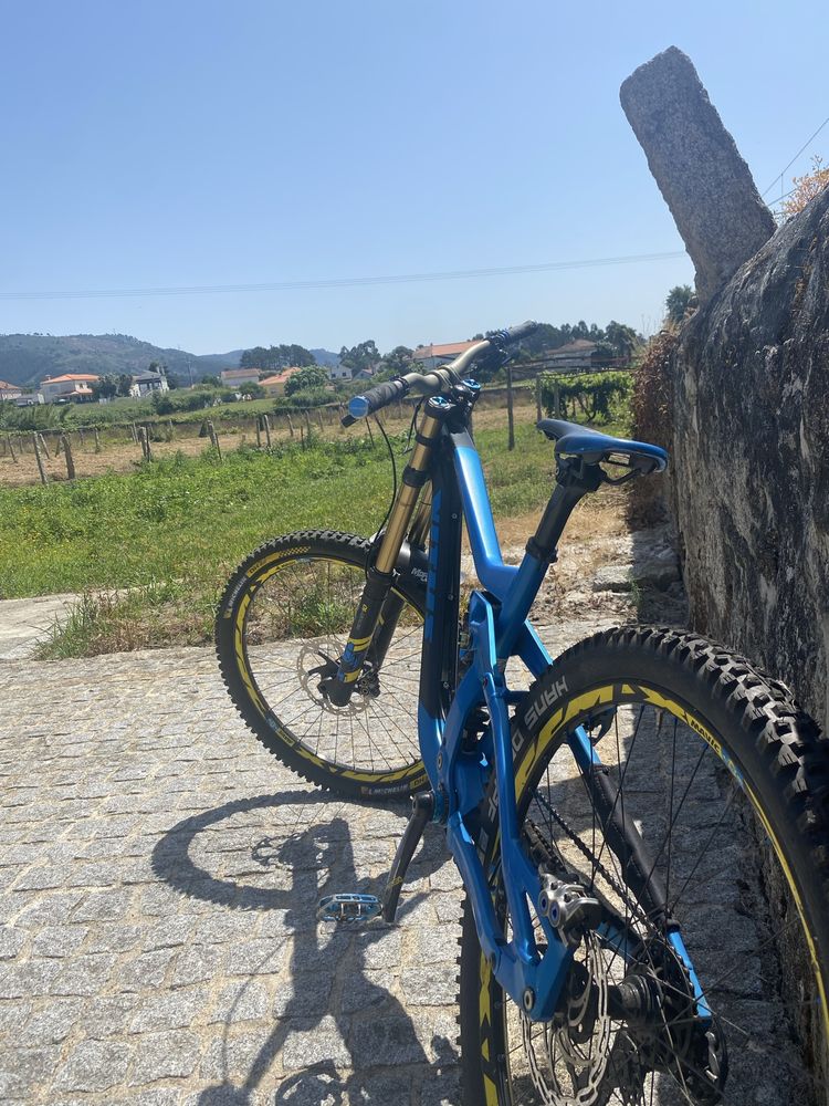 Bicicleta downhill vitus 2018
