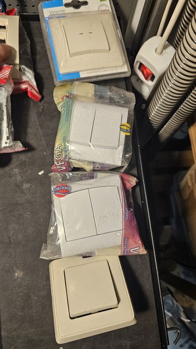 Zestaw gniazdek, ramek, włączników nadstany po remoncie. Kremowe Ospel