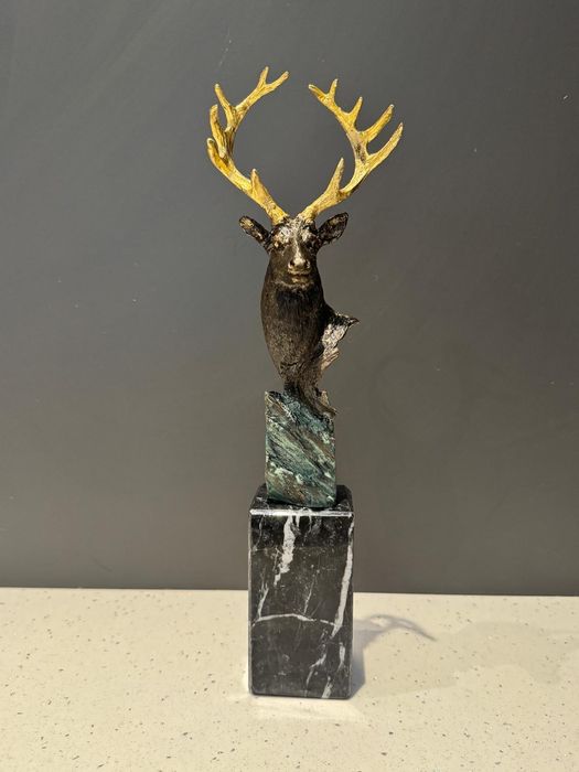 Figurka jelenia z brązu