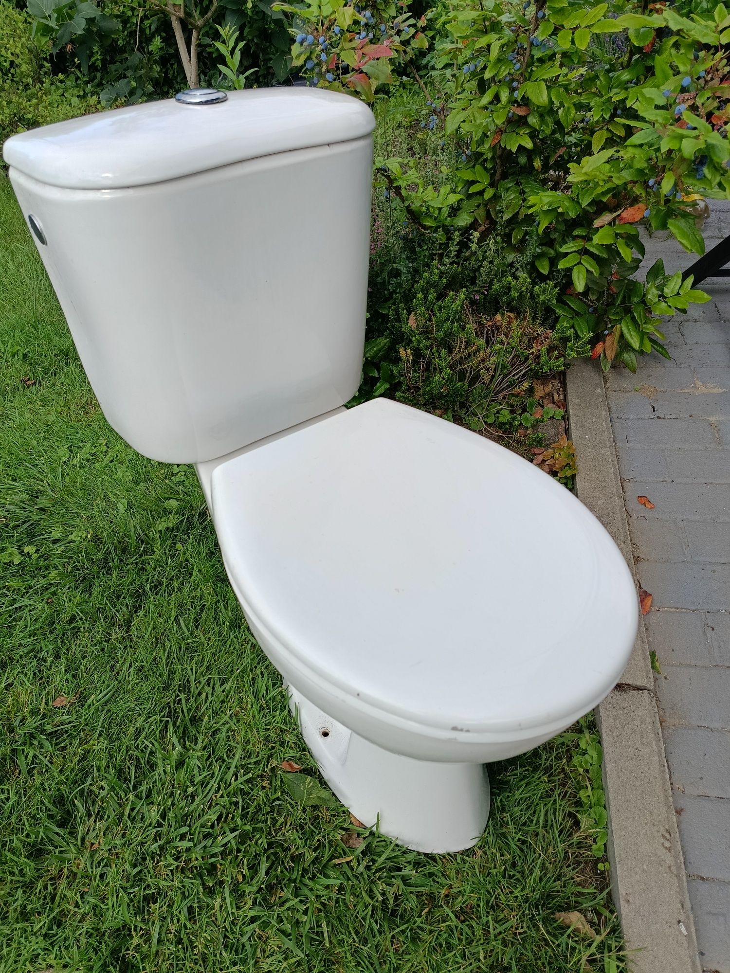 WC komplet sprawny,kabina natryskowa narożna,umywalka z szafką.