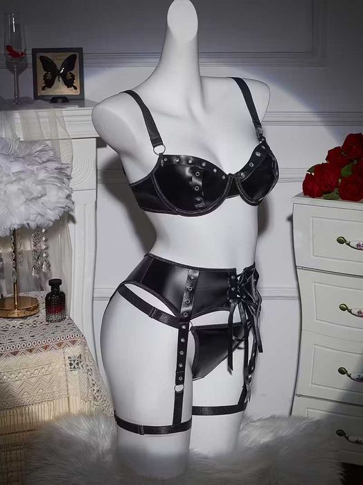 Соблазнительный комплект женской белья