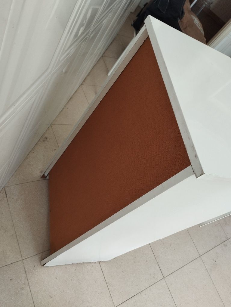 Cómoda branca com detalhes metálicos, móvel
