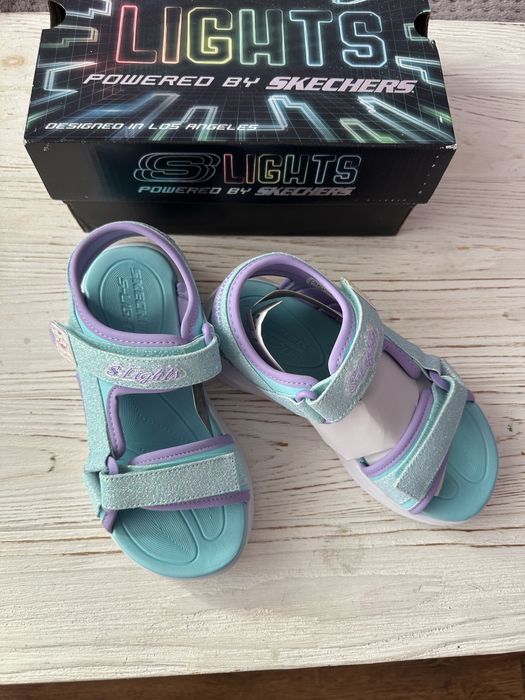 Нові стильні босоніжки для дівчинки