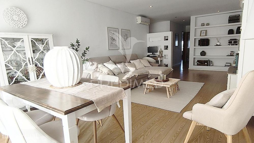 Suíte, Duas varandas, Dois W.C., Arrecadação individual de 25m2