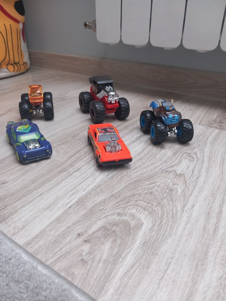 Samochody hot wheels duże