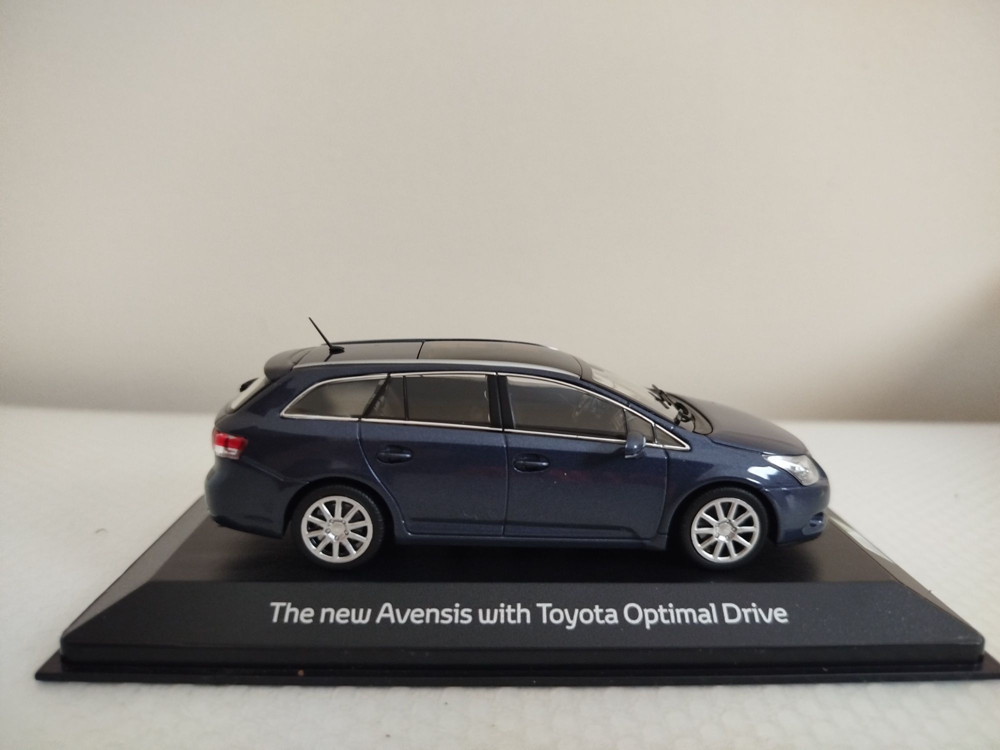 Miniatura Toyota Avensis SW 1/43 Nova