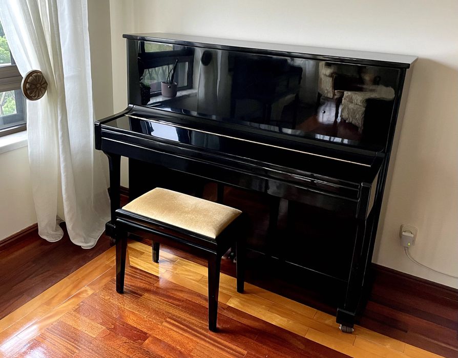 Piano vertical Kinsgburg