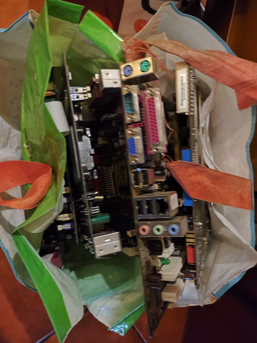 Sucata de Motherboards, baterias, cabos, alumínio, dvd-rw, etc.
