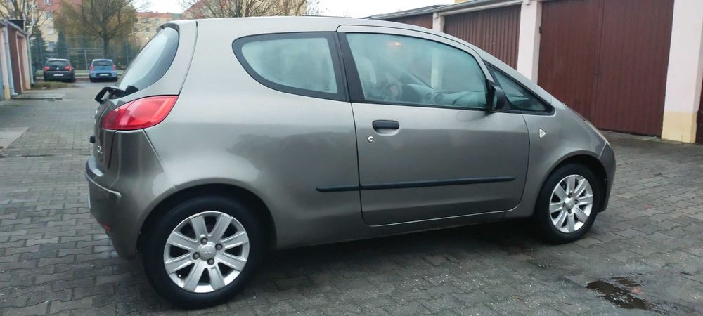 Mitsubishi colt 1.3  benzyna   mały przebieg  130 tyś  - ładny .