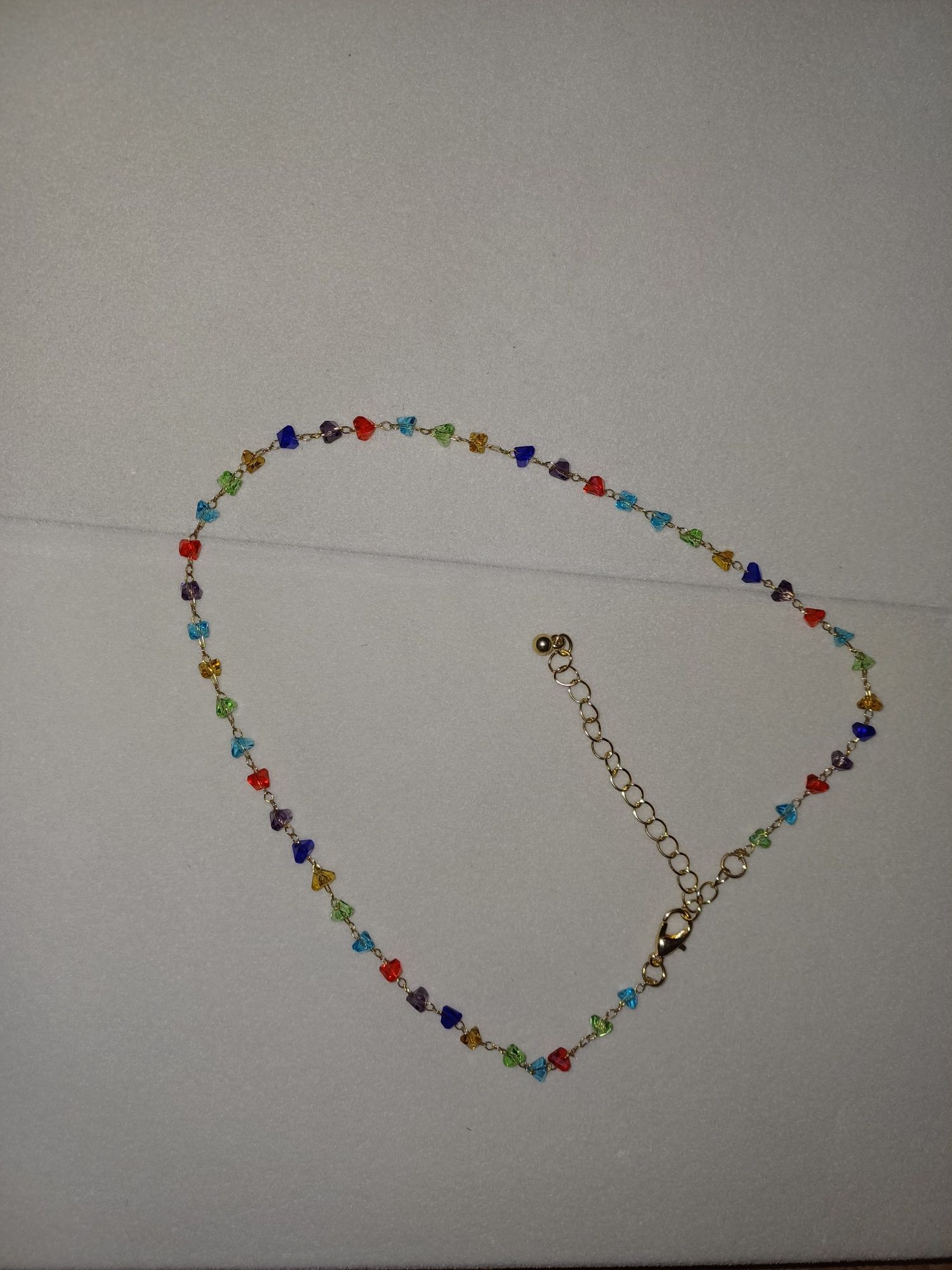 Colar dourado com contas coloridas. Novo.