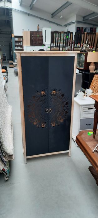 Komódka z ażurowymi drzwiami RATY