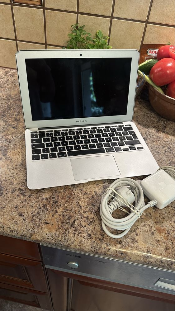 Laptop MacBook Apple Air i7 8gb RAM + ładowarka - 100% sprawny