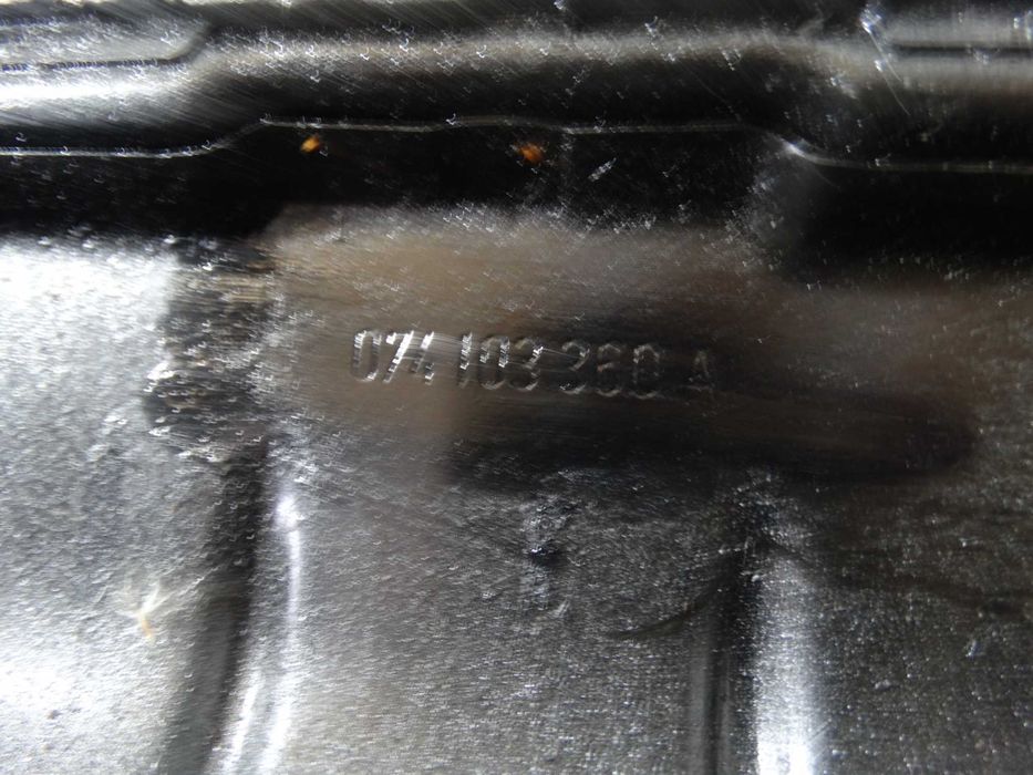 Б/у кришка клапанів volkswagen T4 2.4 074103360A