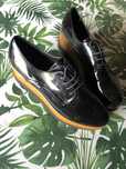 Sapato preto em bom estado