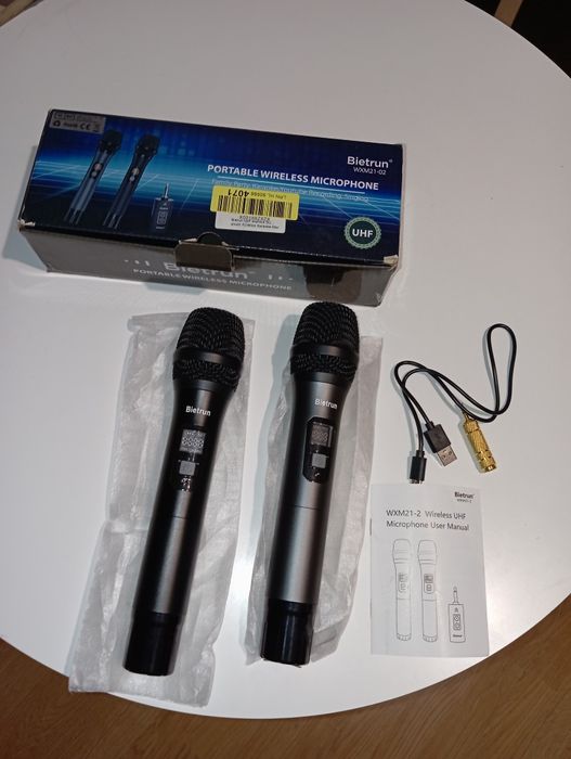 Dwa mikrofony bezprzewodowe bietrun