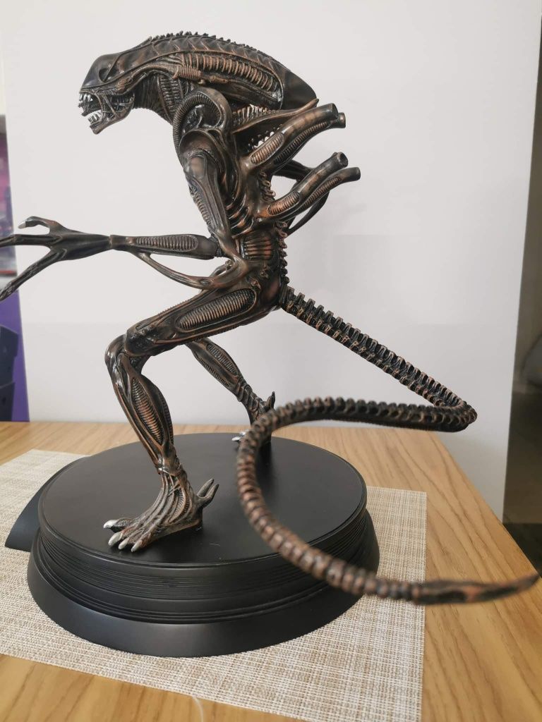 Palisades Collectibles-Signature Series 243/1500-Warrior Alien Statue