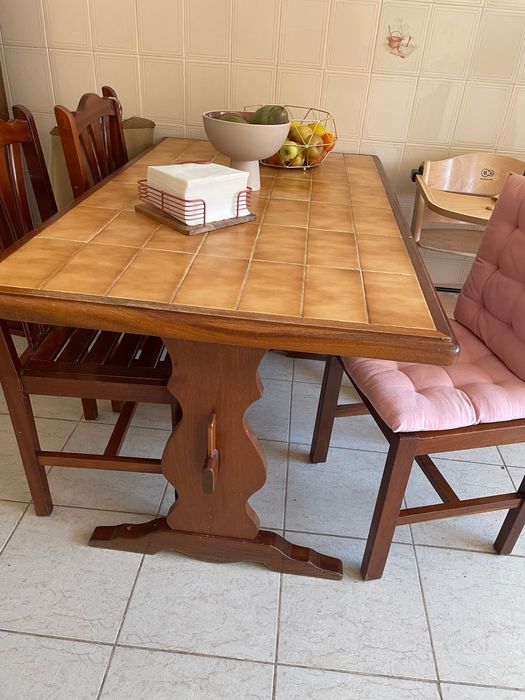 Mesa e 5 cadeiras