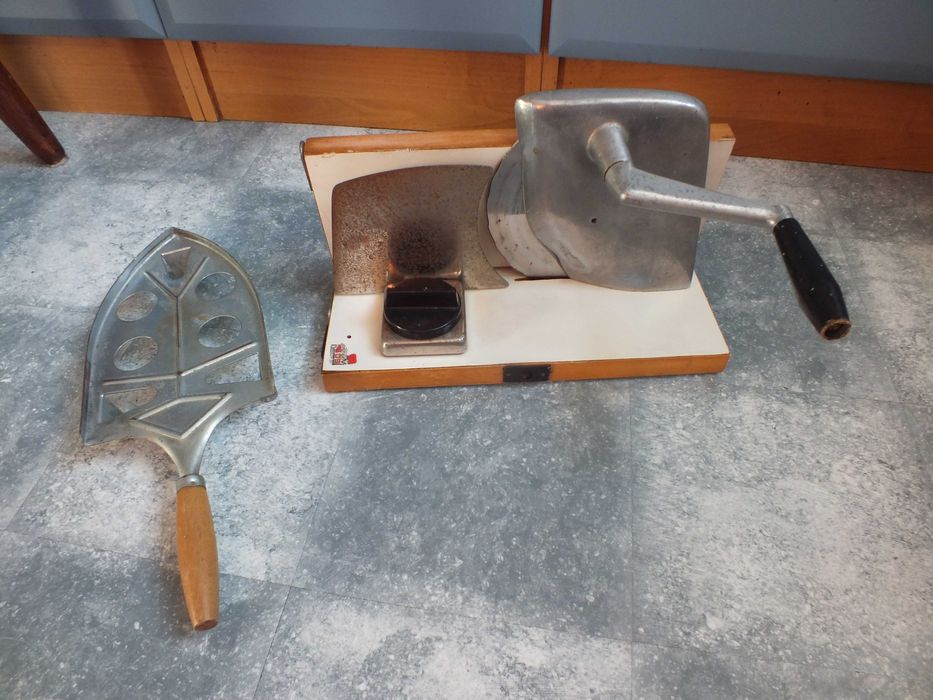 zestaw 2szt. zabytki PRL krajalnica, podstawka VINTAGE kolekcja RETRO