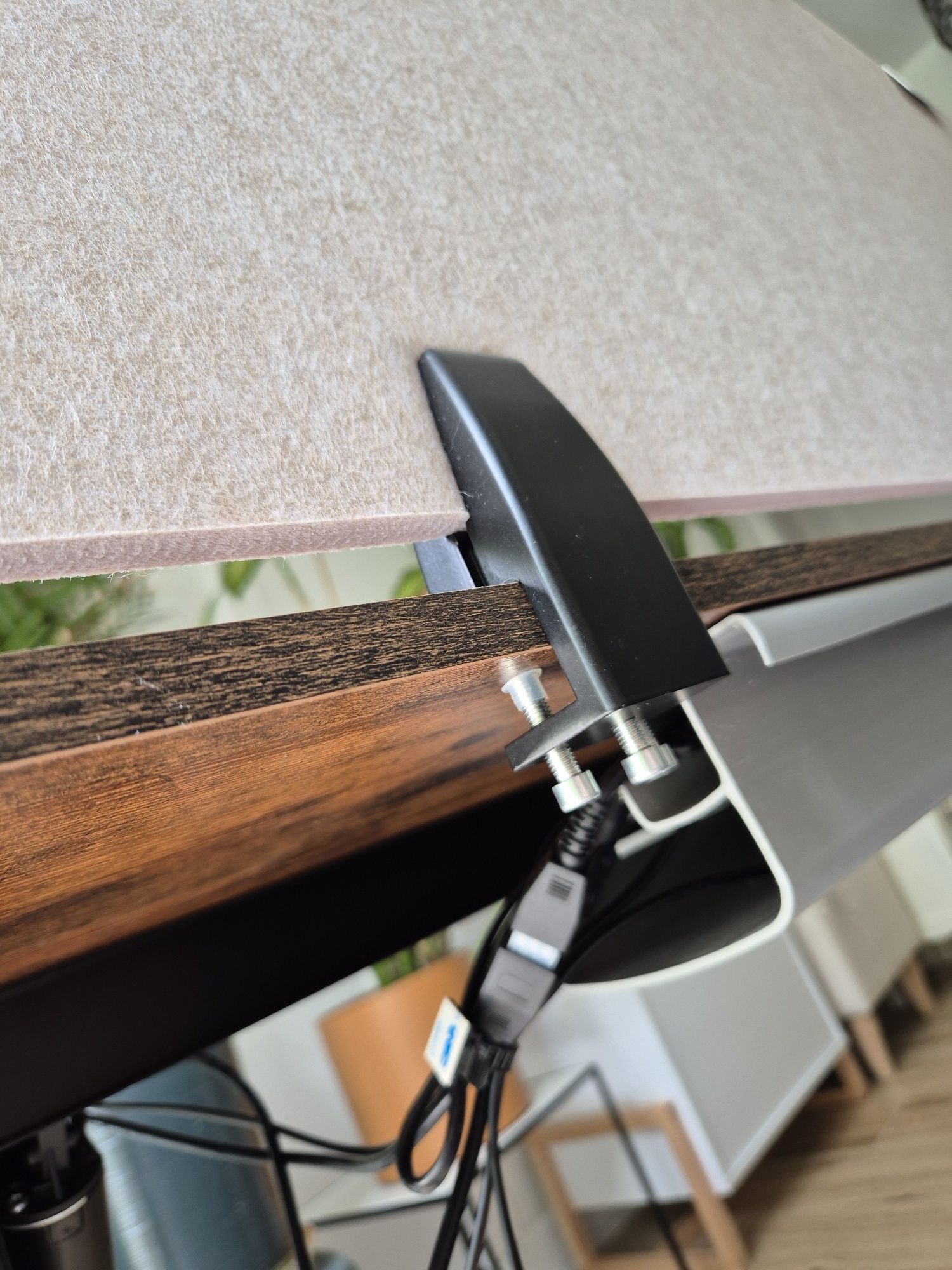 Biurko regulowane z przegrodą i rynną na kable 60x140
