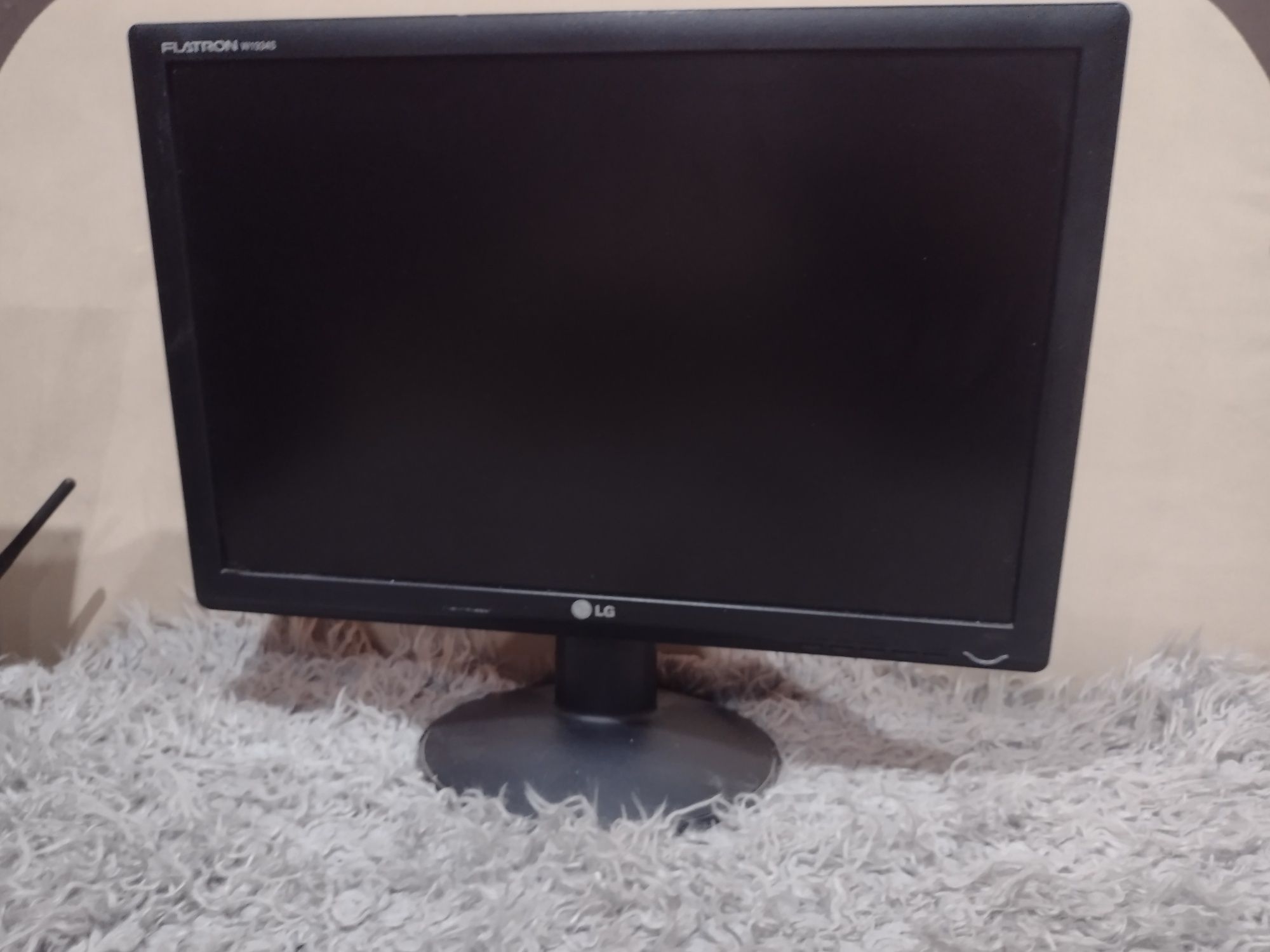Komputer windows 7 z monitorem