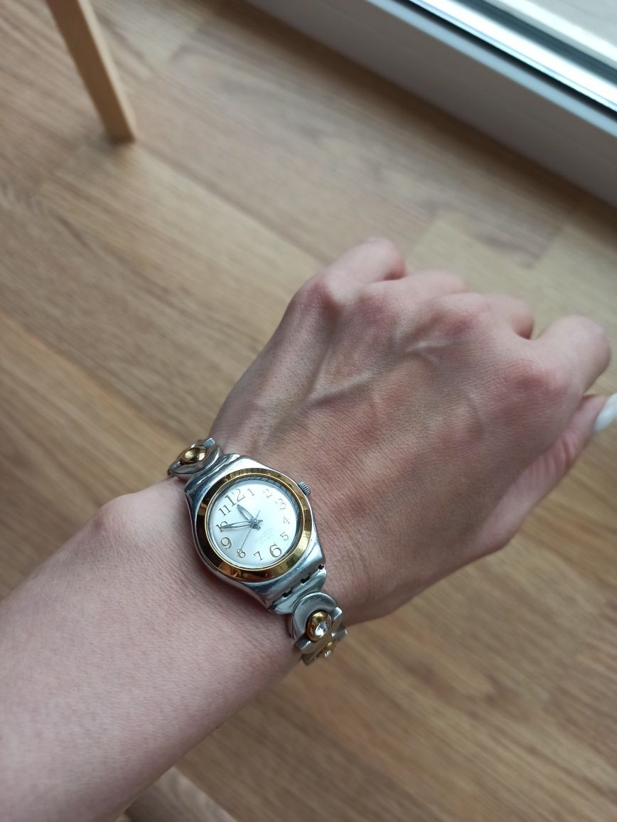 Продам женские часы Swatch