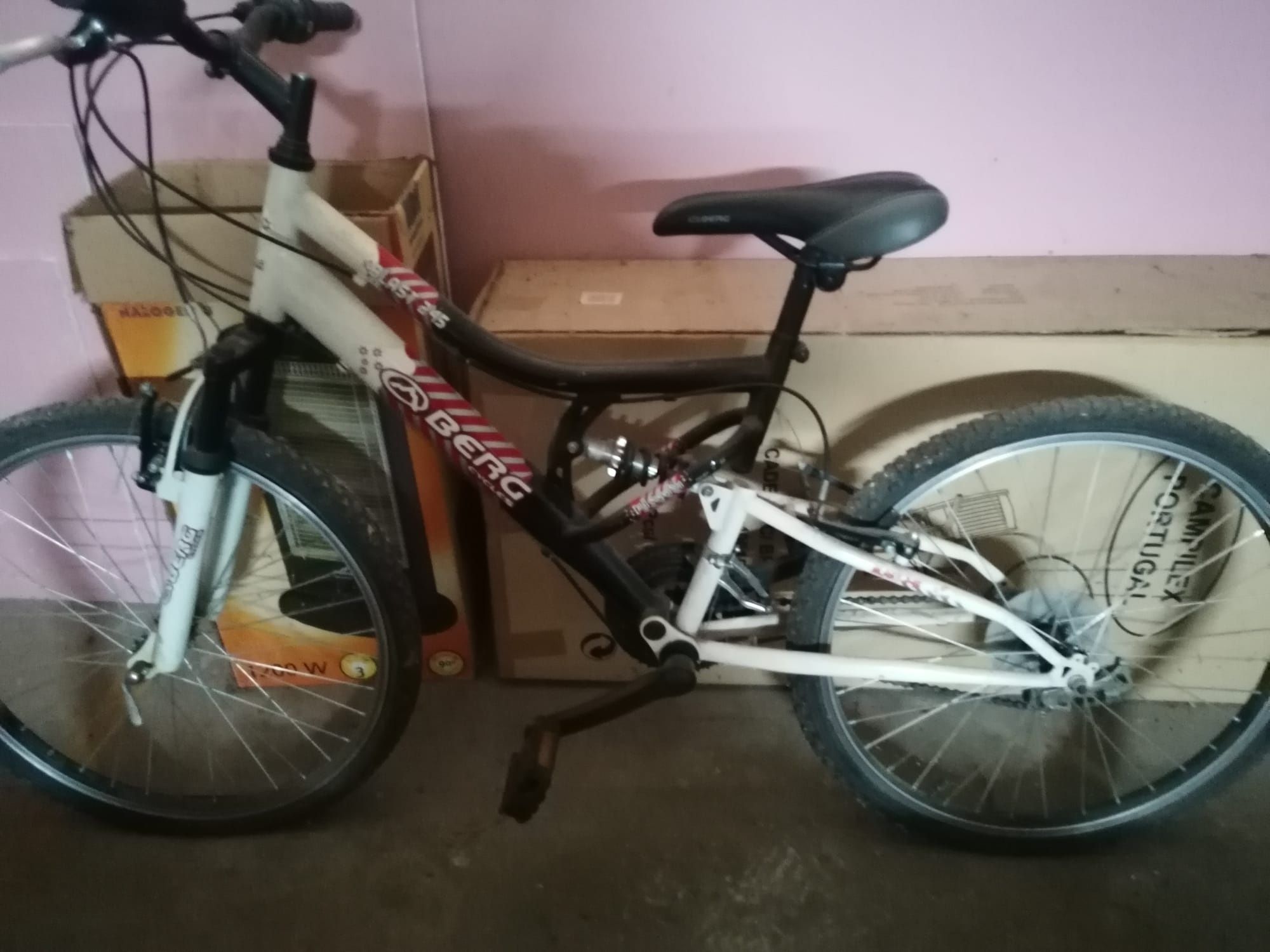 Bicicleta de montanha de criança. Roda 24.com travões de disco