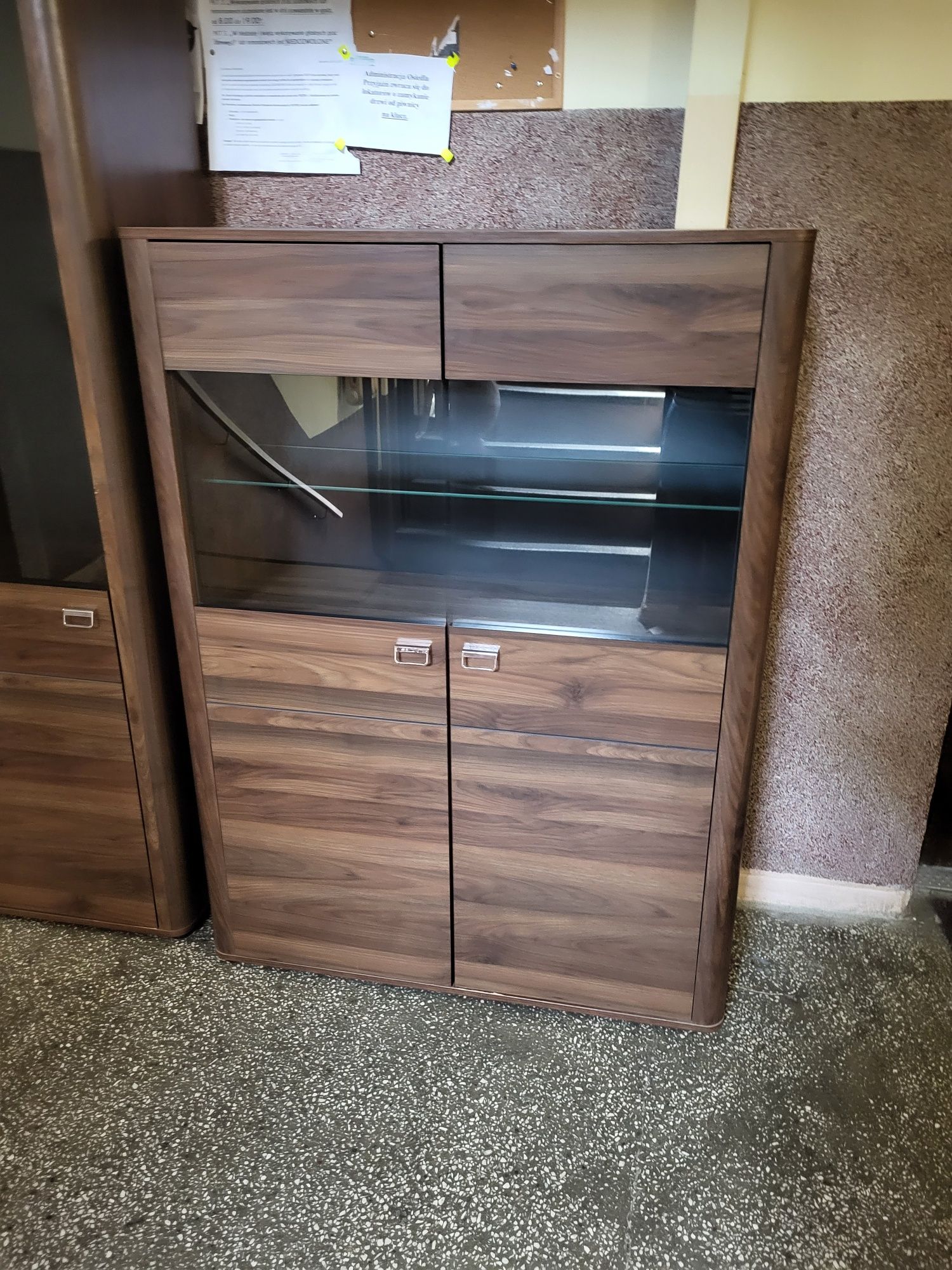 Zestaw mebli salonowych, z witryną