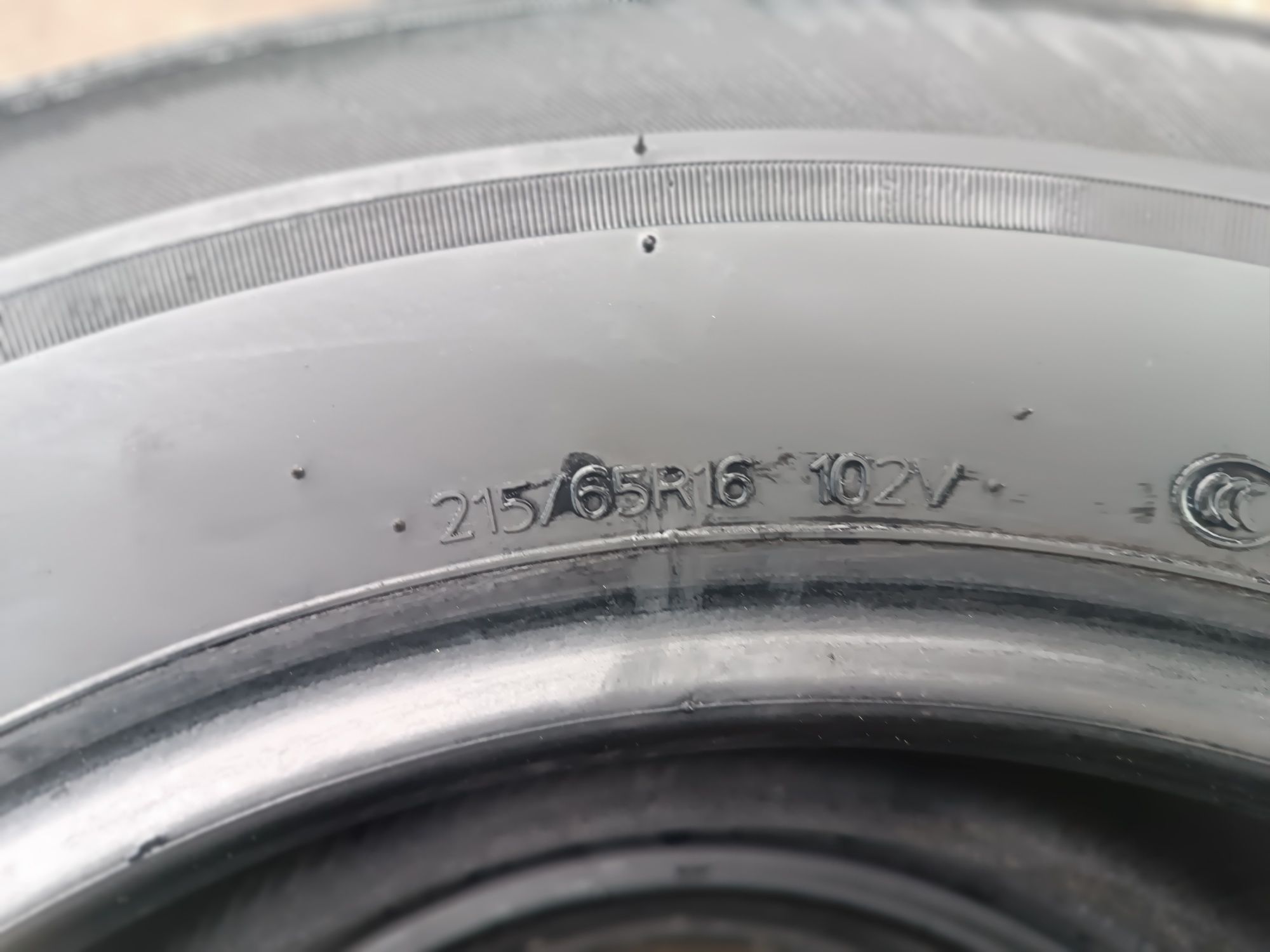 Sprzedam prawie nowe opony Hankook 215/65 r16