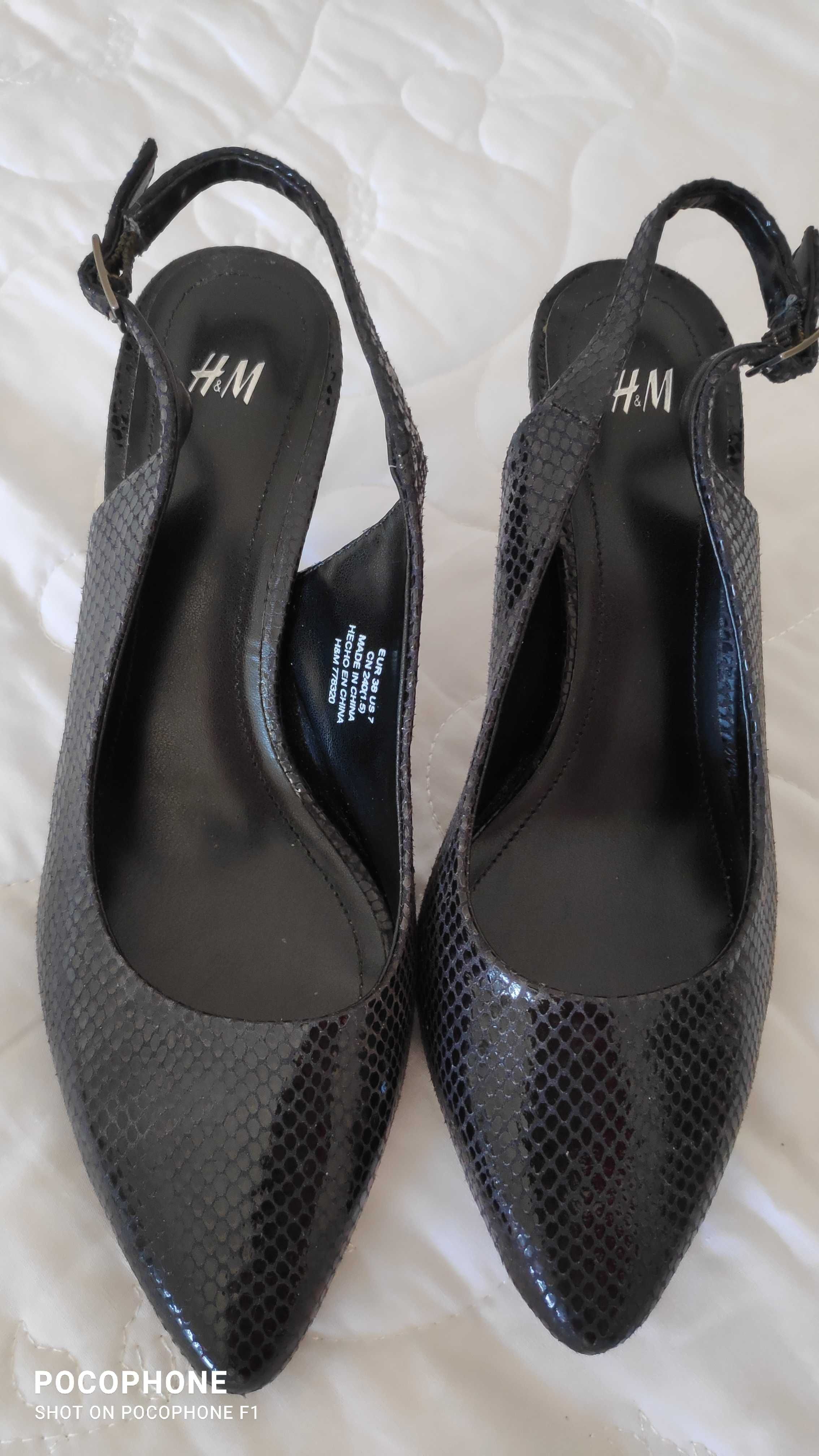 Sapatos pretos de salto marca H&M