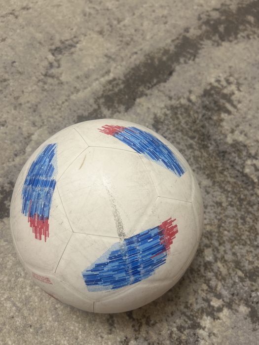 Футбольний мʼяч.