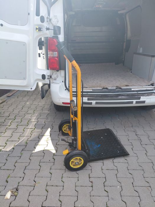 Wozek reczny z podnosnikiem chydraulicznym.