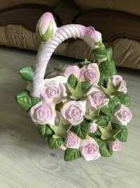 Керамическая статуэтка корзина с розами
