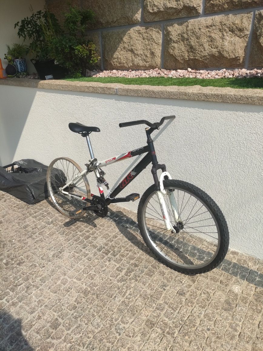 Bicicleta meia desmontada