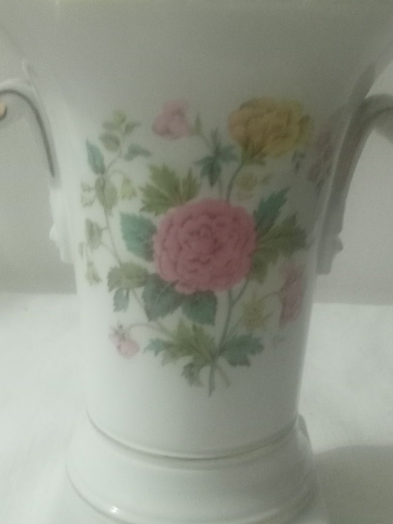 Bela jarra de altar ou outros de porcelana Vista Alegre