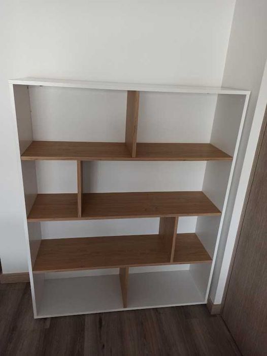 Estante / Prateleira Moderna – Branco e Madeira
