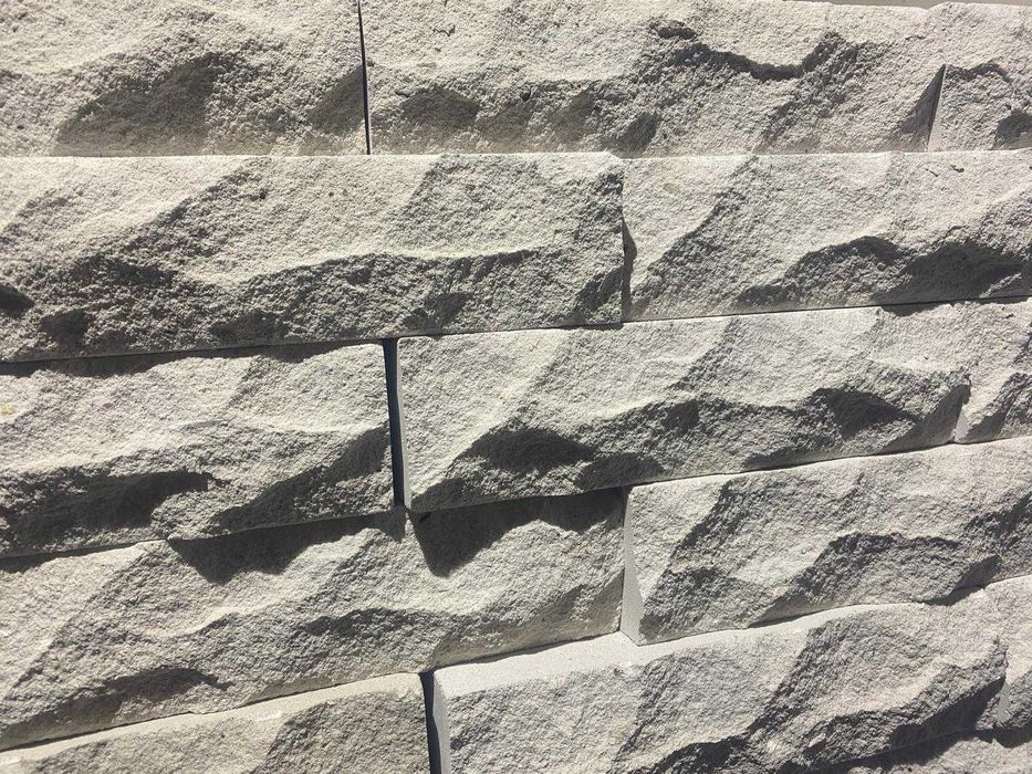 Płytki silikatowe – 250 × 65 × 25 mm, białe, ciosane, młotkowane