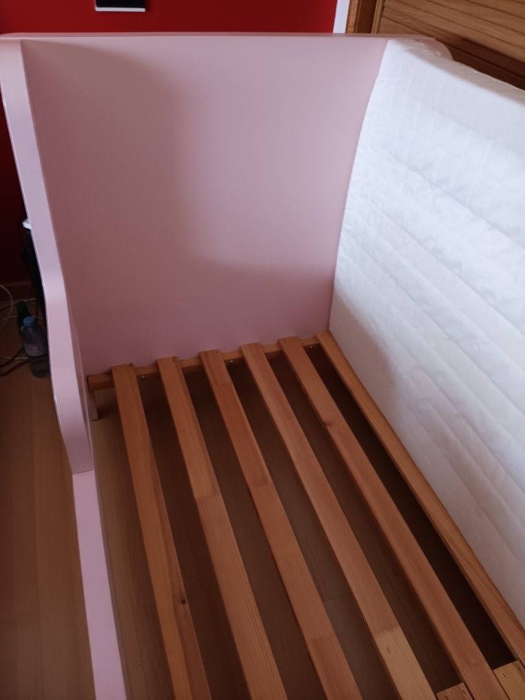 Estrutura de cama em rosa, com estrado de ripas, extensível com 80x200