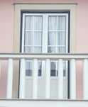 Duas sacadas iguais de duas portas de abrir. Ofereço as cortinas.