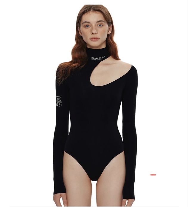 Чорний жіночий боді з відкритим плечем в стилі ttswtrs