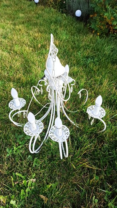 Lampa wisząca, żyrandol z ozdobnymi kryształami marki Ikea.