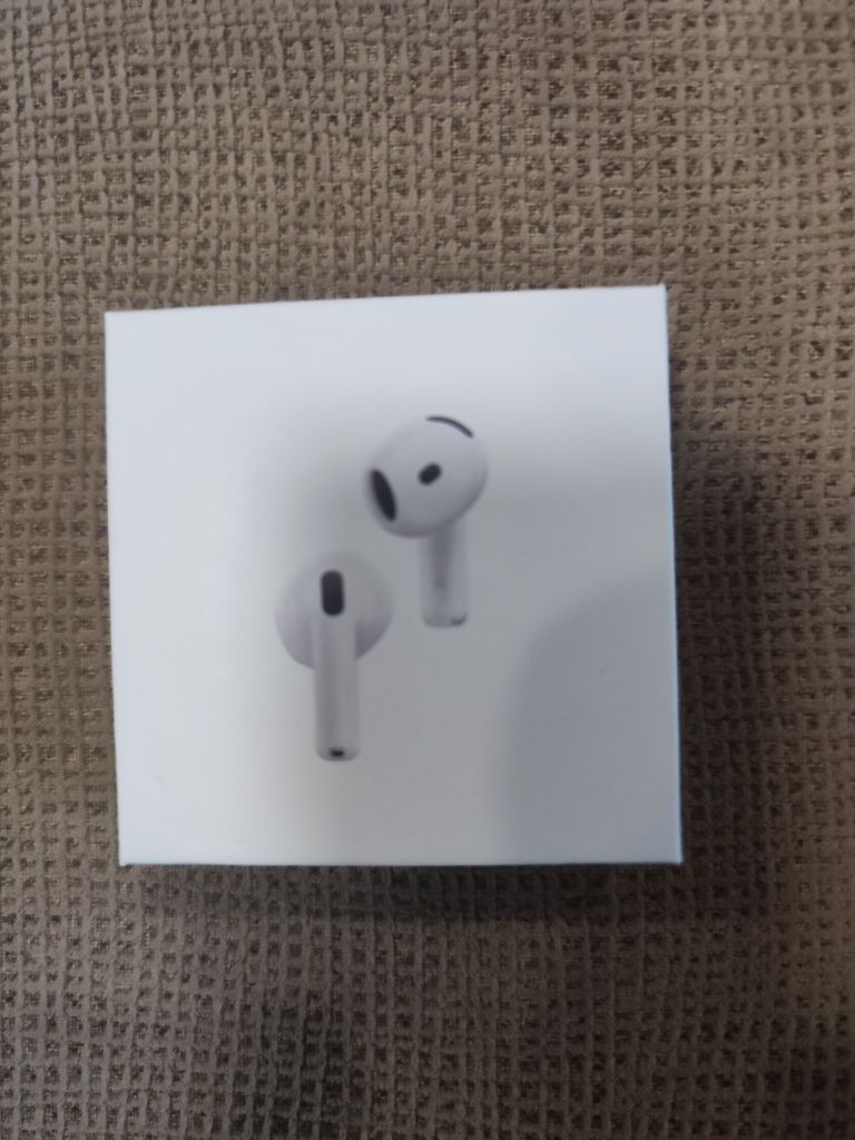 Air pods4 com caixa aberta